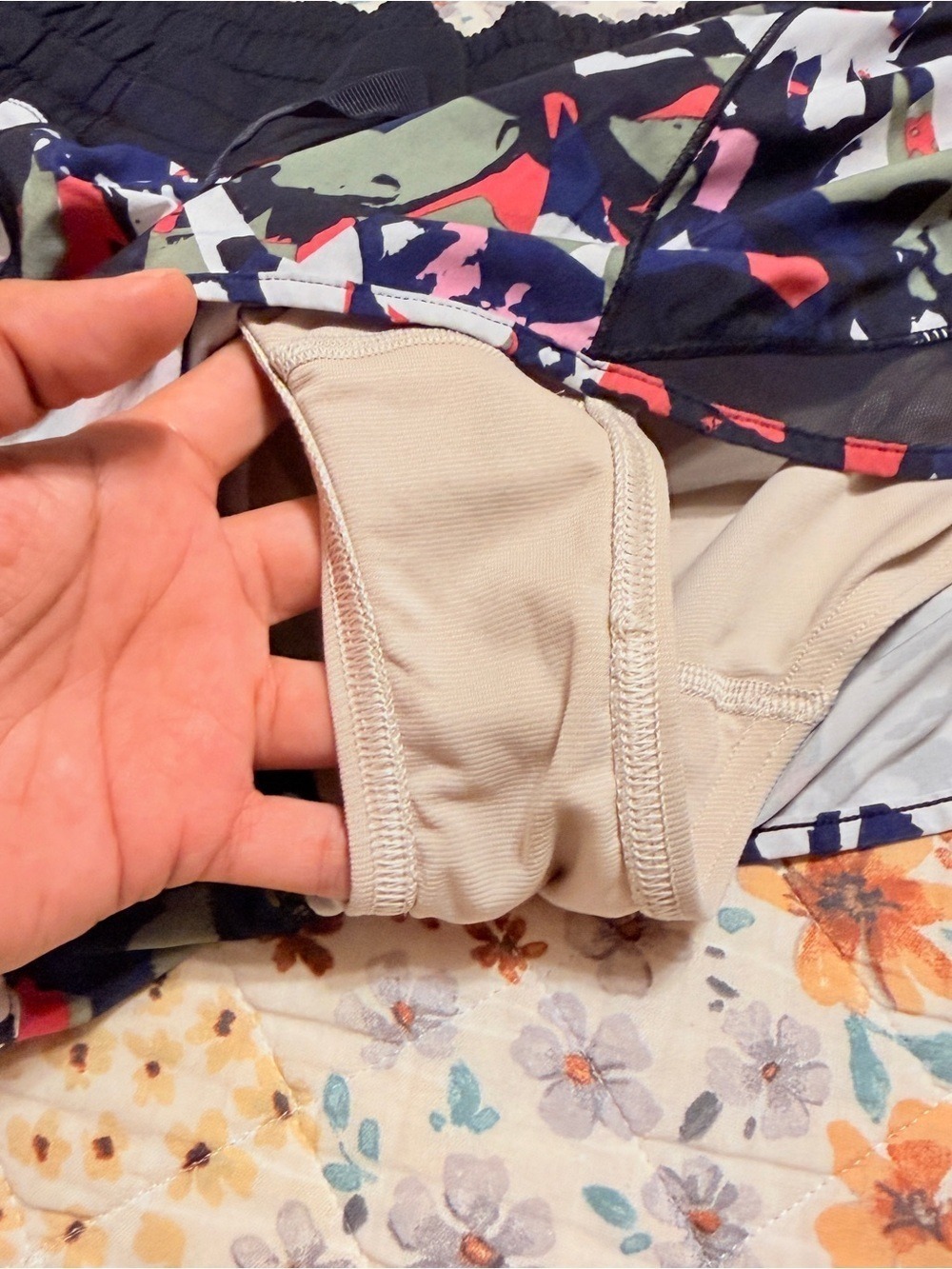Lululemon 2016 Hotty Hot Short 2.5" Sz8 EUC - Picture 5 of 9